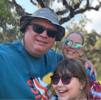Amelia with her dad and mom